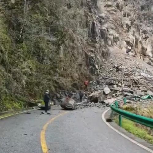 【湖北五峰一路段因塌方阻断超1个月！当地称有专人劝导翻越者】湖北省宜昌市五峰土家