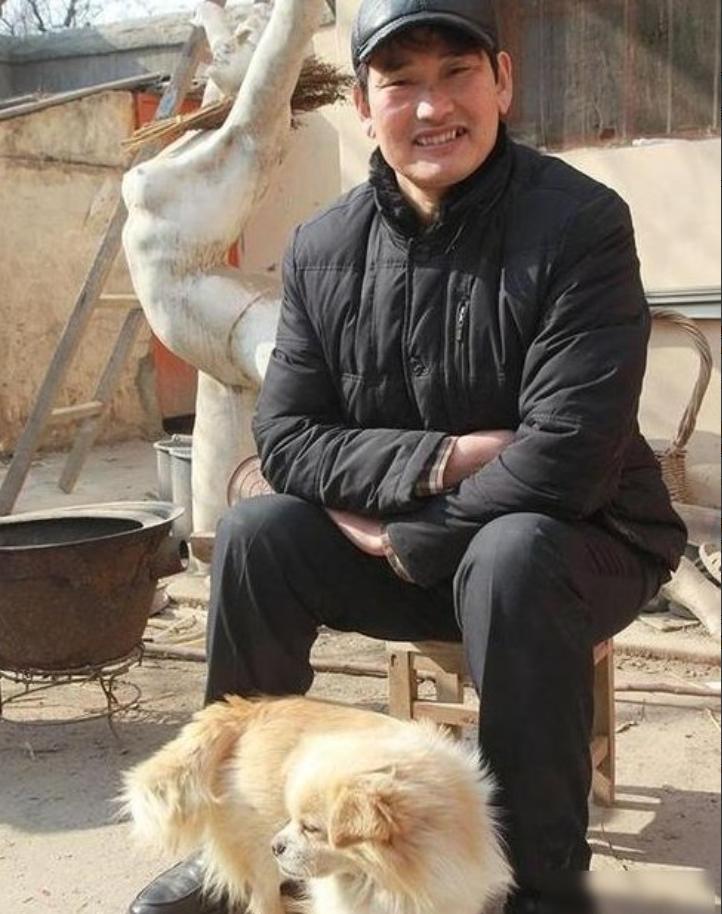 英达采访朱之文，询问道：“我这边有个活动，缺一个唱歌的，你出场费多少？”朱之文笑