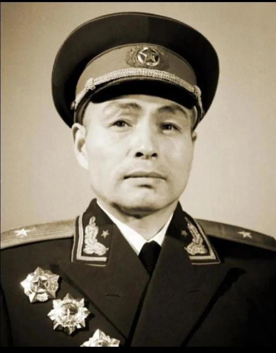 逆天改命   钱信忠将军


钱信忠能从贫苦学徒走上学医路，全靠机遇，半工半读，