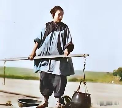 清朝，有个农妇去卖鸡蛋，走到半路被一群土匪糟蹋了，完事了，她见篮子里的鸡蛋还好端