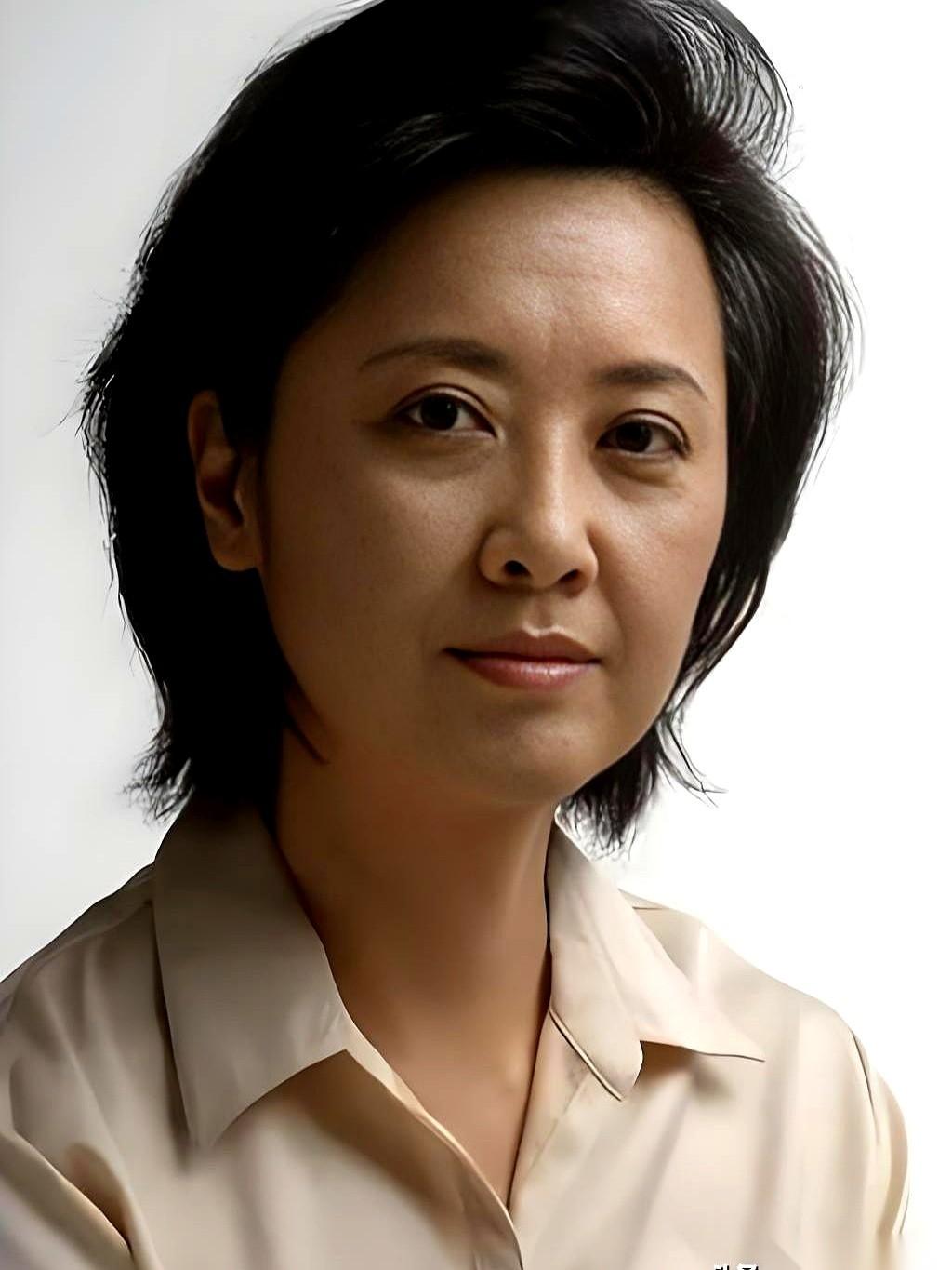 很多人一辈子，可能只为一个眼神记住一个演员。
说的就是《西游记》里的女儿国国王，
