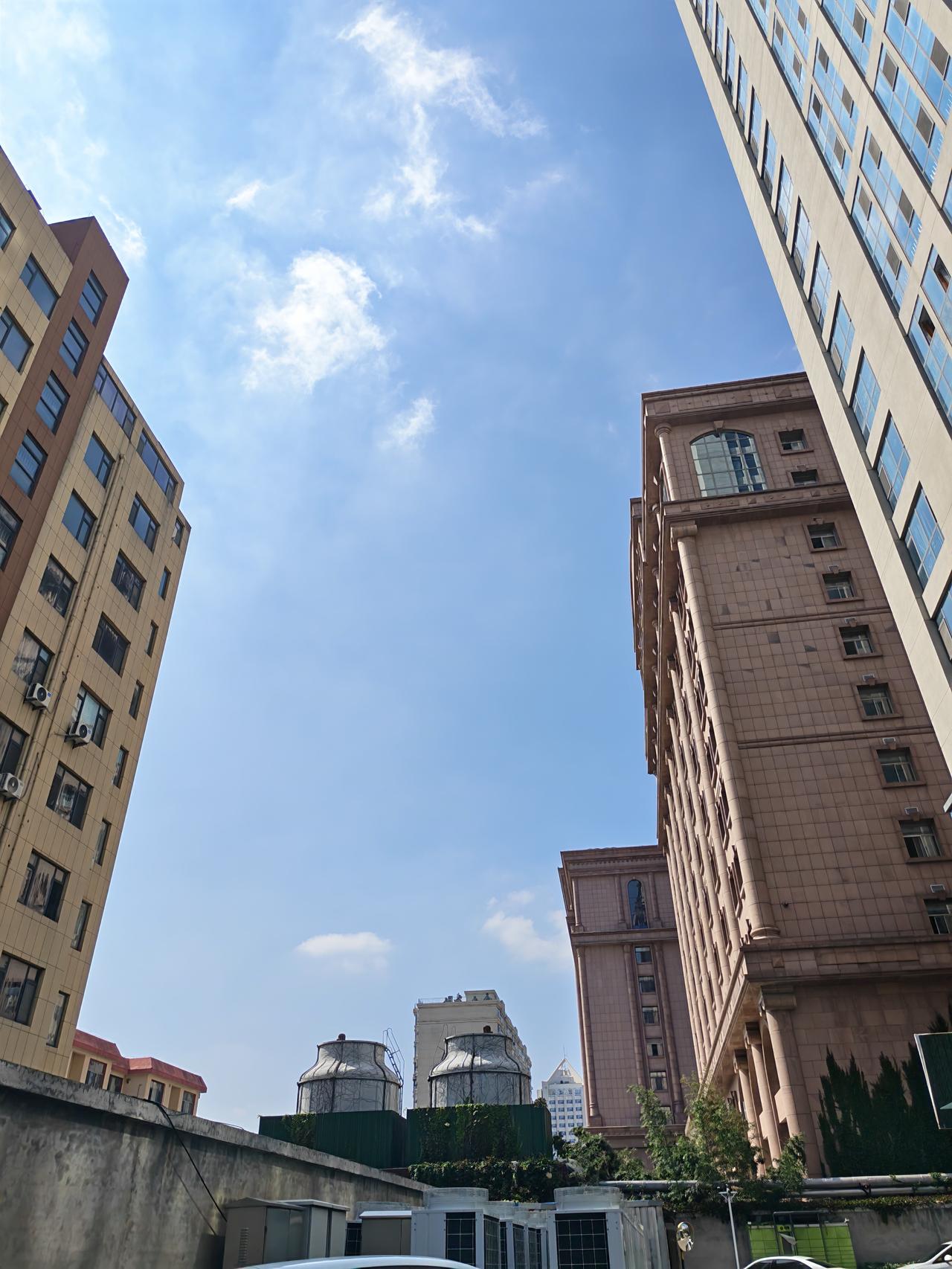 公司应该是快撑不住了，今天又一位同事放假了，老板说是轮流放假，具体放多久不知道，