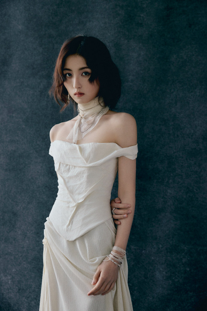 张子枫白头纱新娘 张子枫白色长裙 张子枫白头纱新娘，张子枫白色长裙，咱就说子枫妹