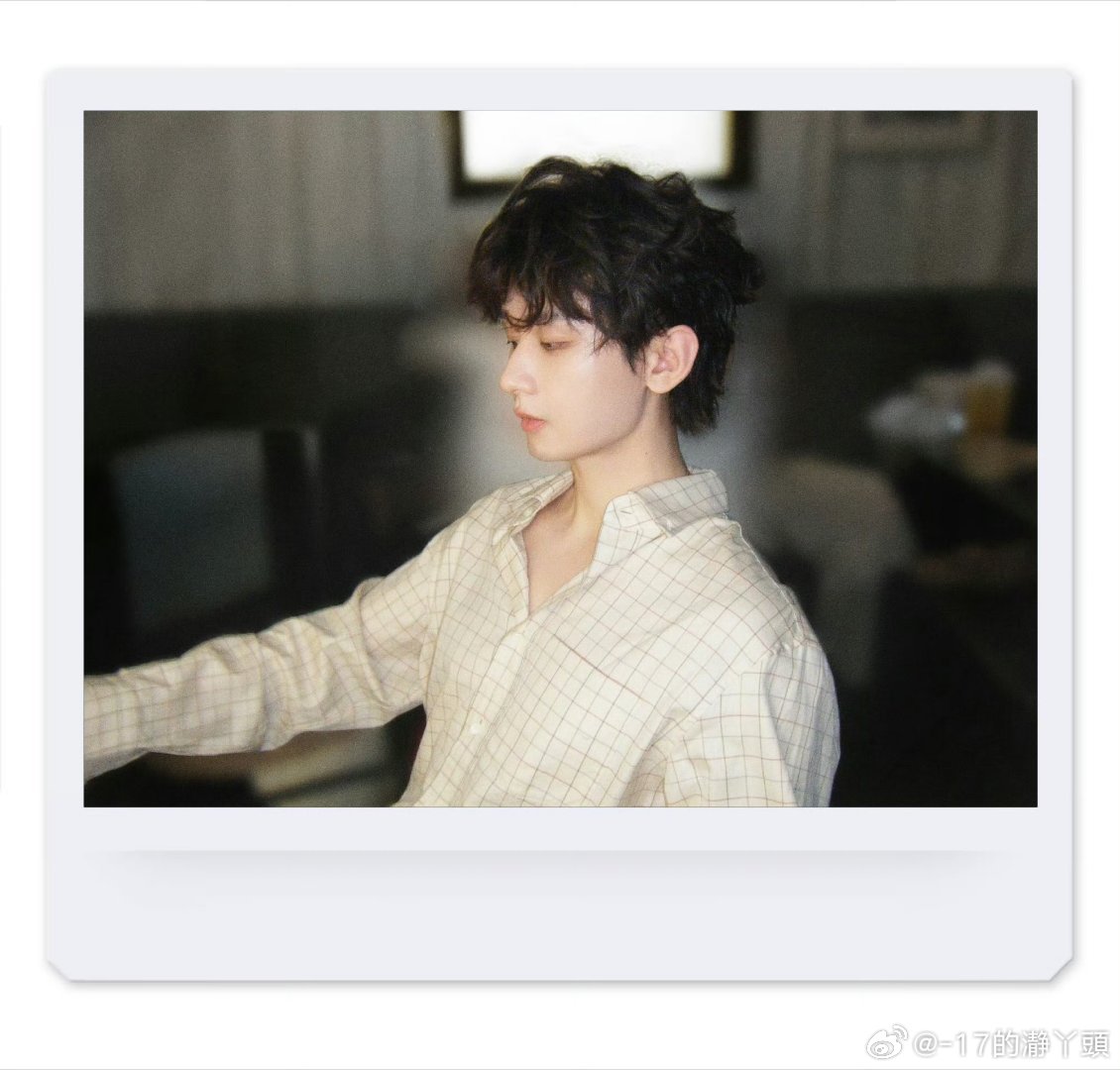 E成毅赴山海cy成毅萧秋水李沉舟肖明明明月高悬夜空，眼下是春天。我想起了你，内心