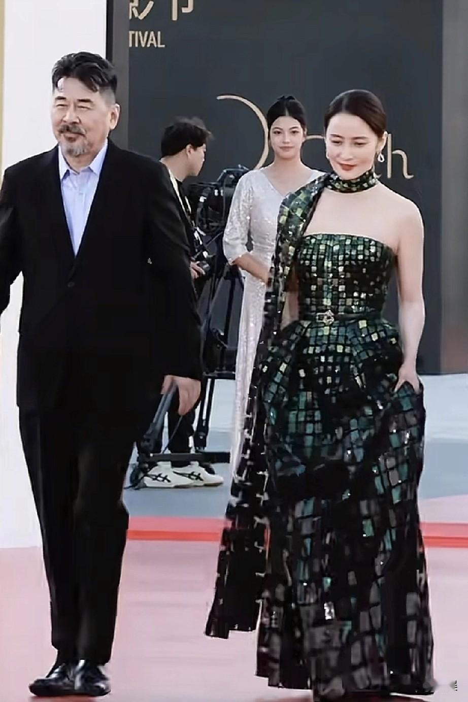在金鸡奖红毯上，蒋勤勤身着闪耀的格纹礼服裙，独特的设计搭配同色系颈间披肩，尽显优