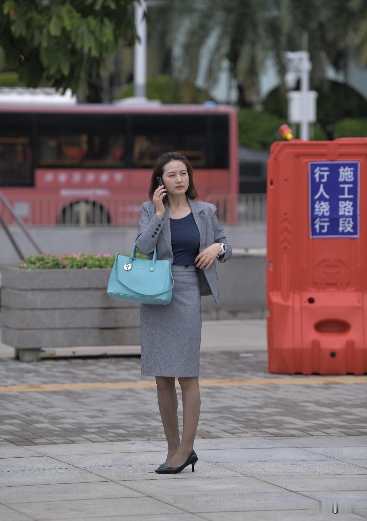 通勤职业装搭配什么鞋呢？通勤职业装搭配高跟鞋，那真是职场标配。像经典的黑色细跟高