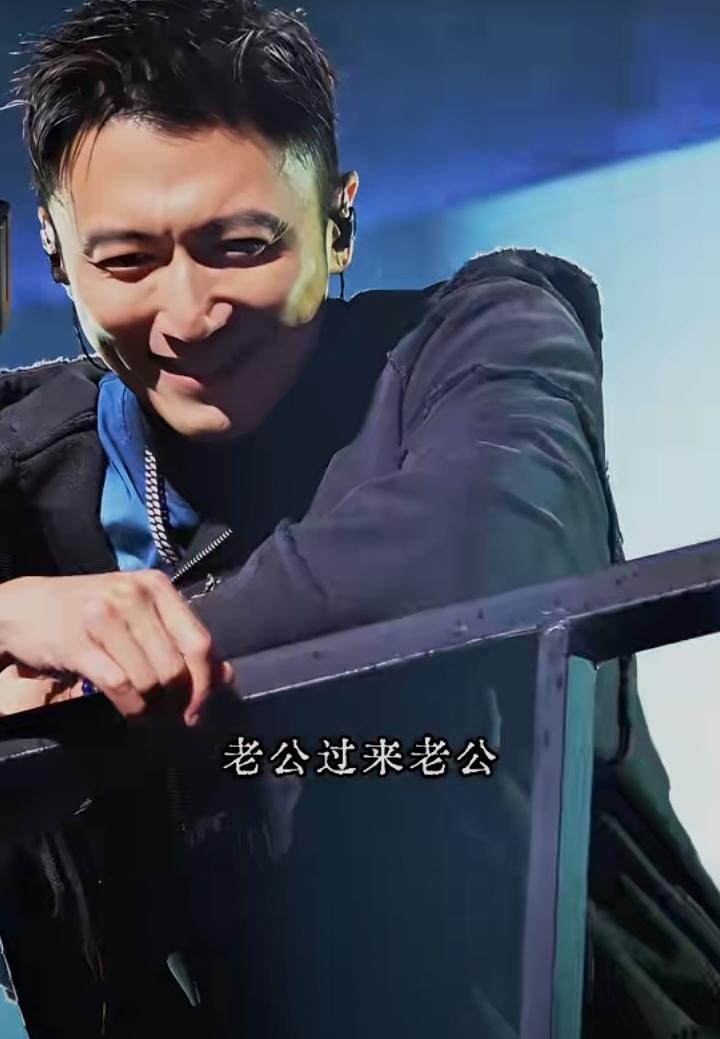 谢霆锋一出场，还有很多男生大喊老公，可想而知，有多少人想成为王菲，天啊！怎么都是