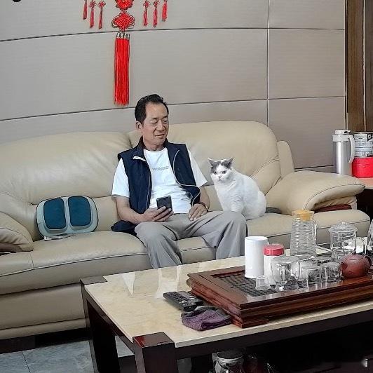 我和我爸监控里说话，有池池什么事啊？有一段我妈坐在监控跟前跟我说话了，池池又忙不
