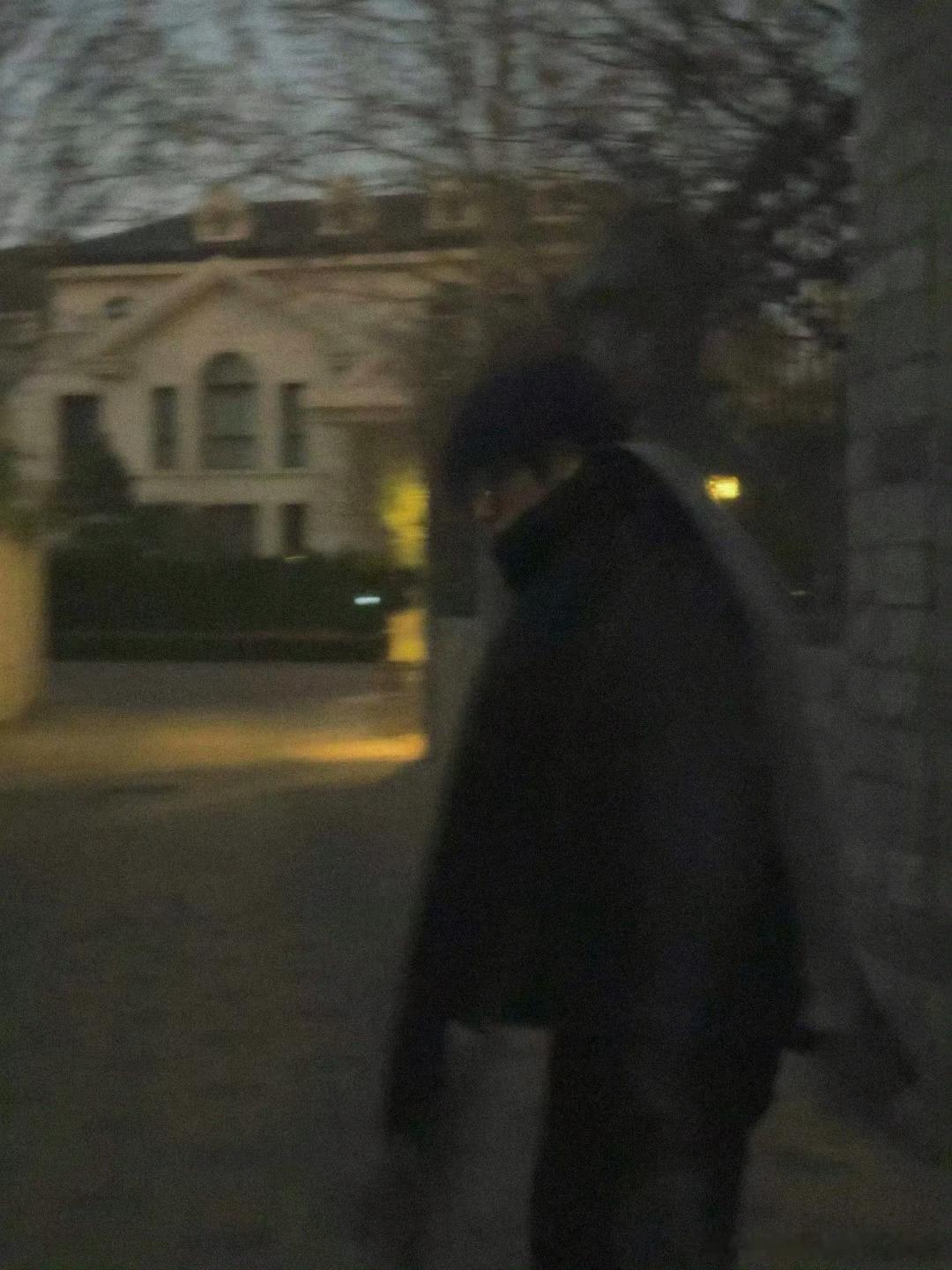 朱志鑫下课散会步朱志鑫冬日男友look  朱志鑫下课散步啦，是冬日男友look，