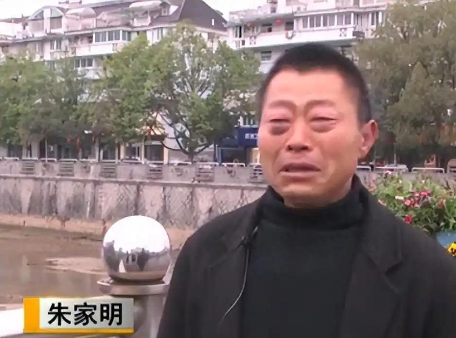 2003年，一名失忆的流浪汉，被一对好心夫妻收留，三人同吃同住17年，夫妻俩早已