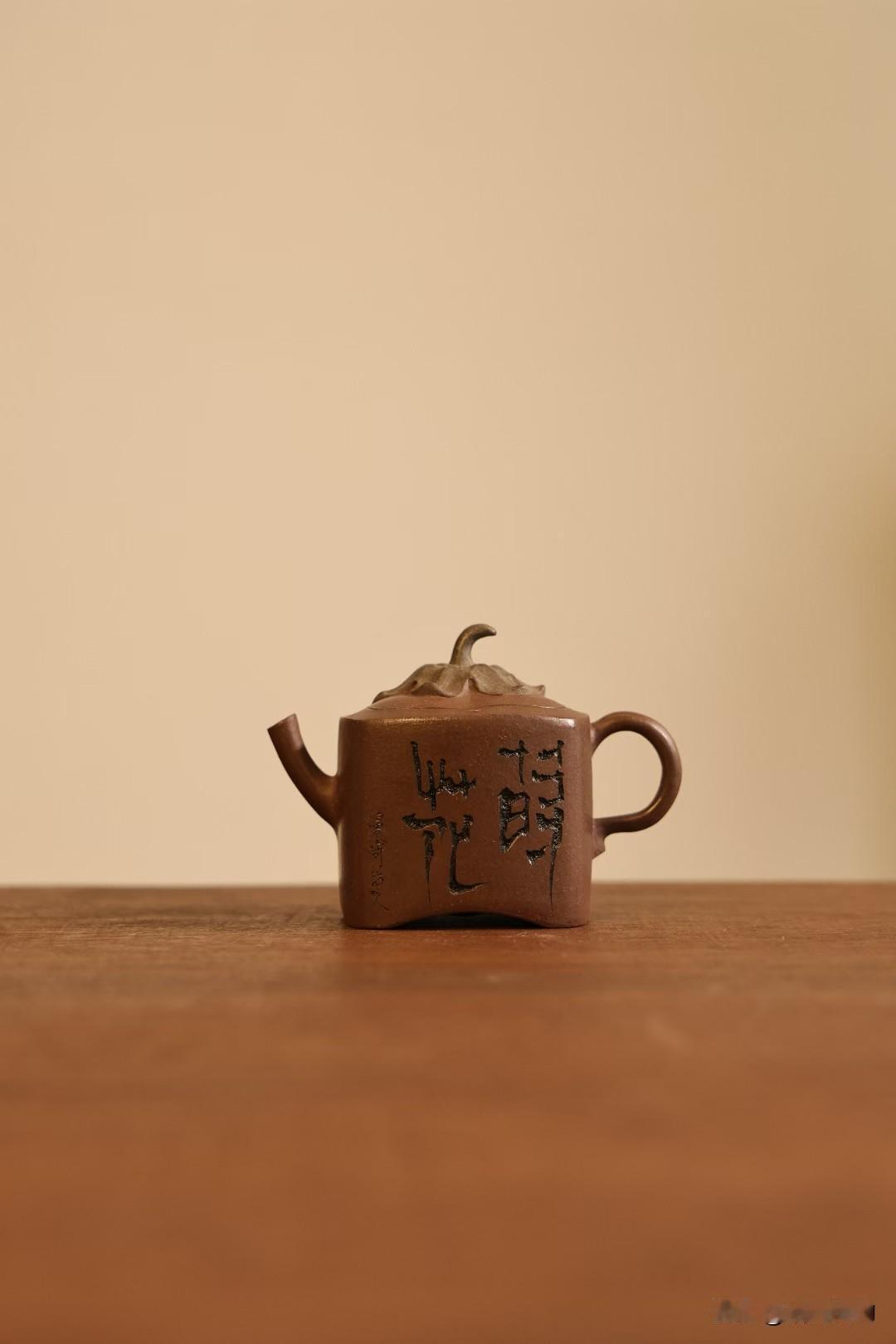 🌸【莳花品茗，一壶春意】
古人十大雅事，莳花与品茗并重，一壶在手，仿佛听得见石