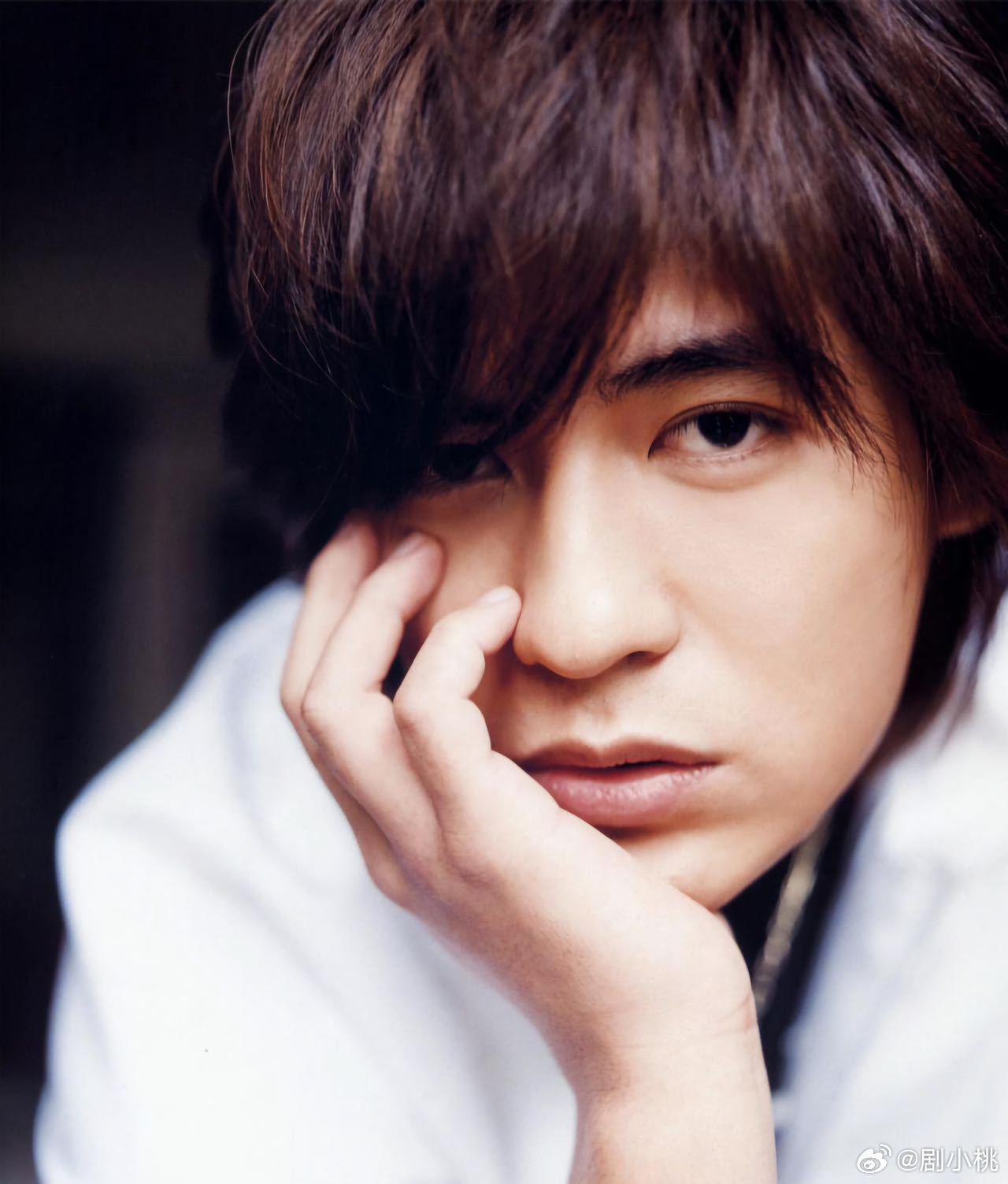 25年后还是会被周渝民帅到已经开始脑补演唱会现场了！周渝民站在台上唱《谁给我的勇