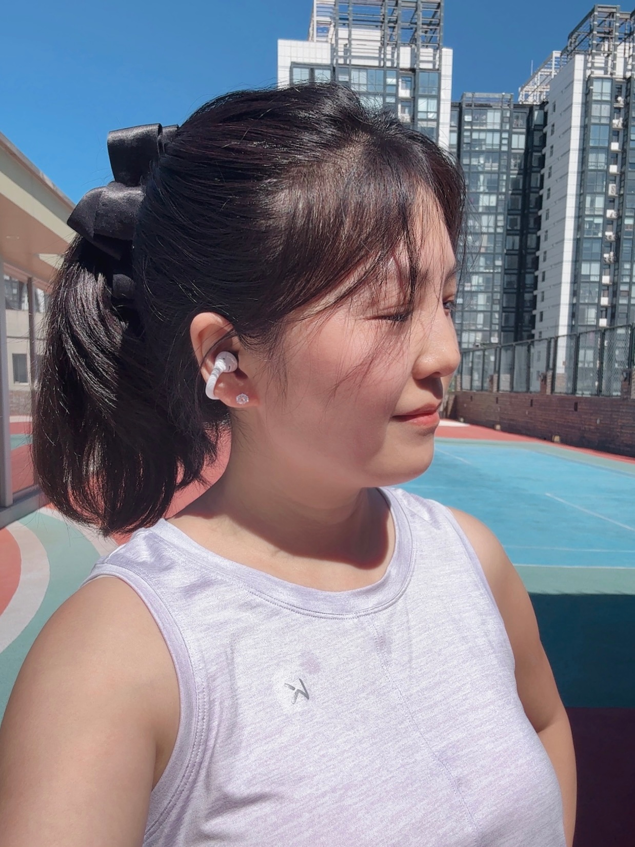 打开音乐，只听见自己。关上音乐，听到全世界。这就是好耳机，无感佩戴，戴一天不会痛
