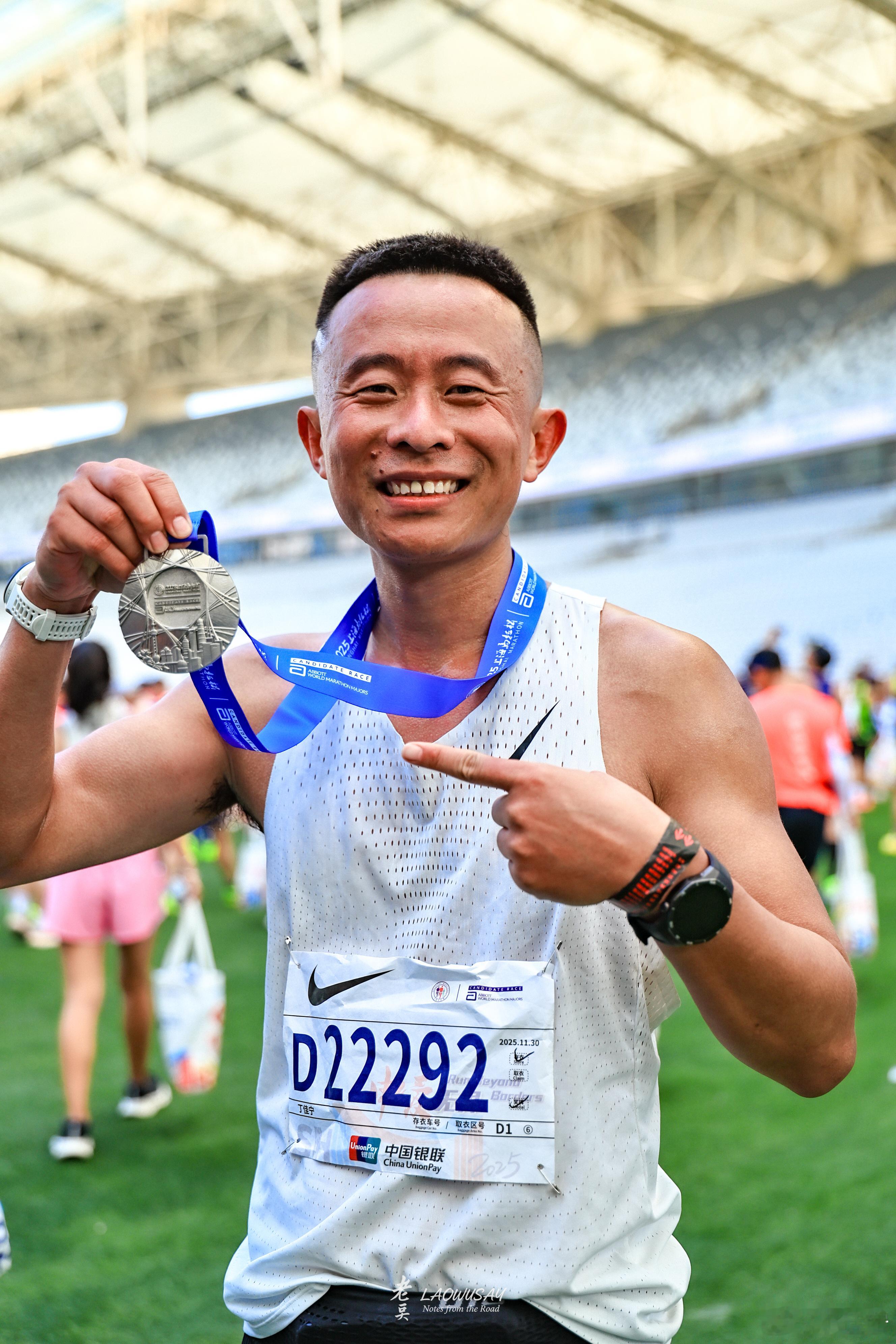 顺利拿下人生第二个上海马拉松，比去年快了1小时18分钟，拉爆了去年的自己身体也没