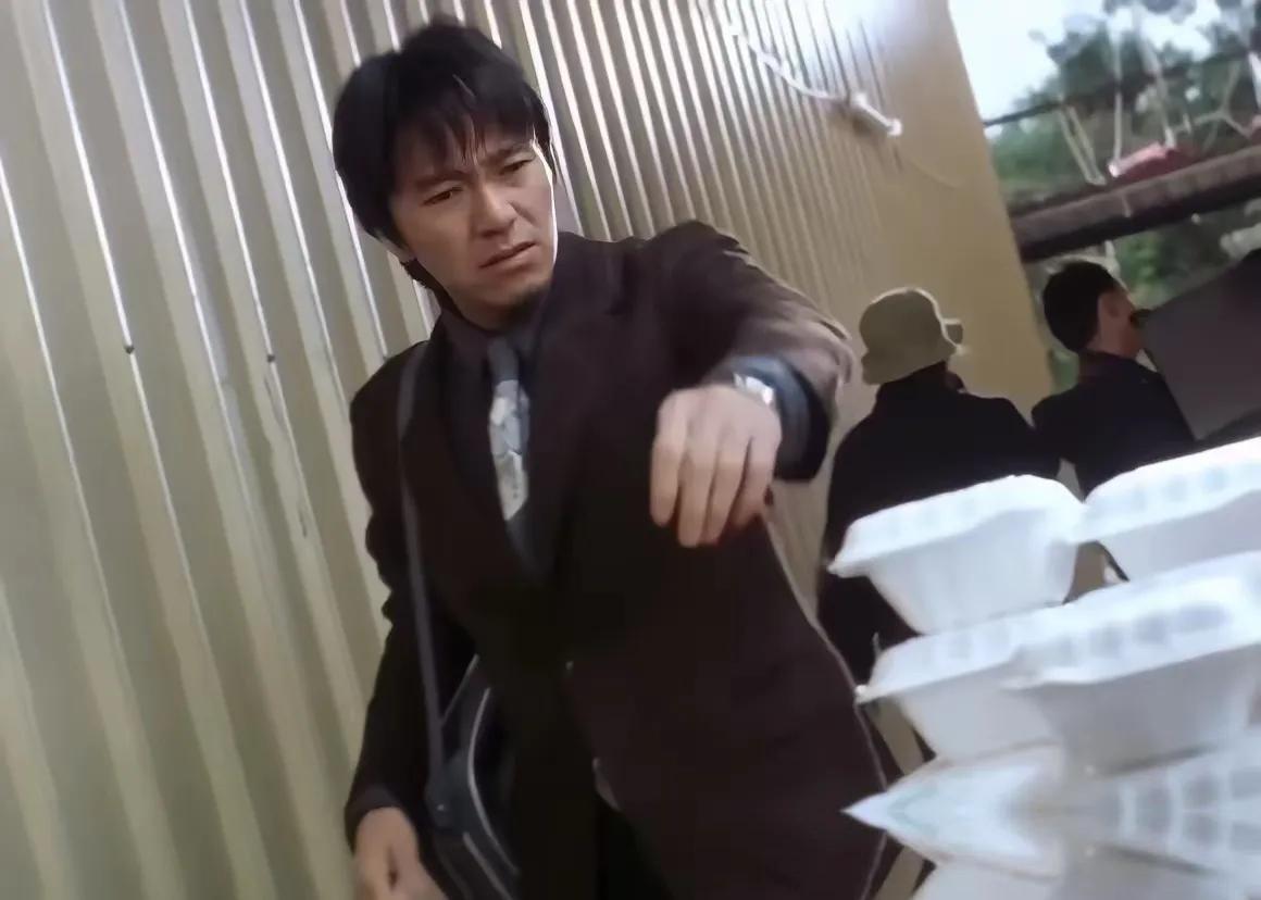 娱乐圈是个拜高踩低的名利场，连吃口饭都把阶层分得清清楚楚。
主演在空调房车里吃特
