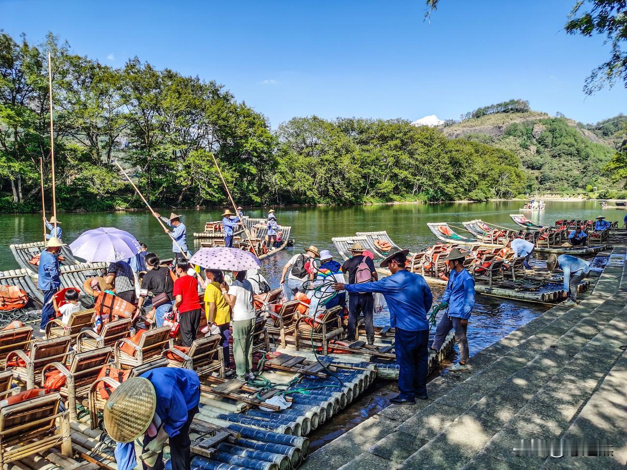 有次参团旅游，团中有位大妈，每当吃自助餐时，总把盘子食物盛得高高的，生怕吃亏似的