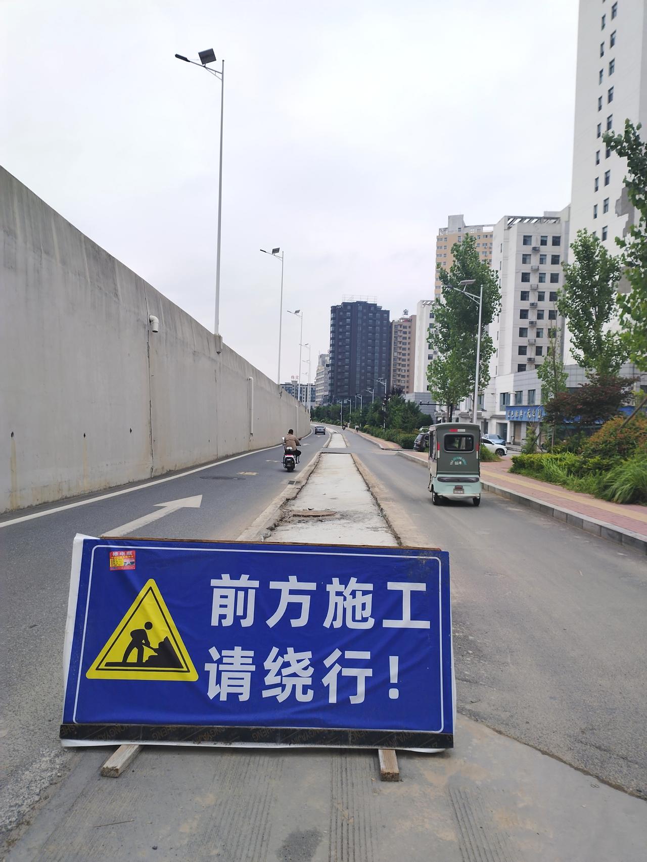 沈丘县东环路大桥南头，两边绿化带拆迁修路你怎么看？
沈丘县东环路人民大道大道桥南