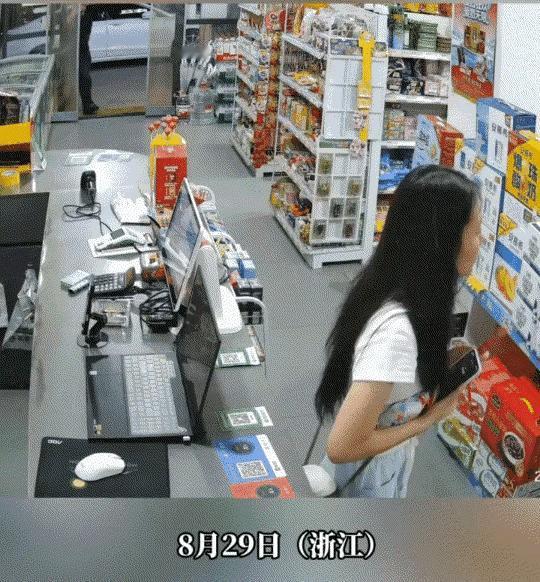 超市里，狭小的过道里，一个黑衣男子不小心碰到了一个女子的斜挎包，可是女子却说男子