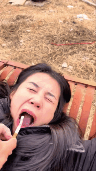 这小子真损！
人家瞌睡打个哈欠，
他竟然这样做！