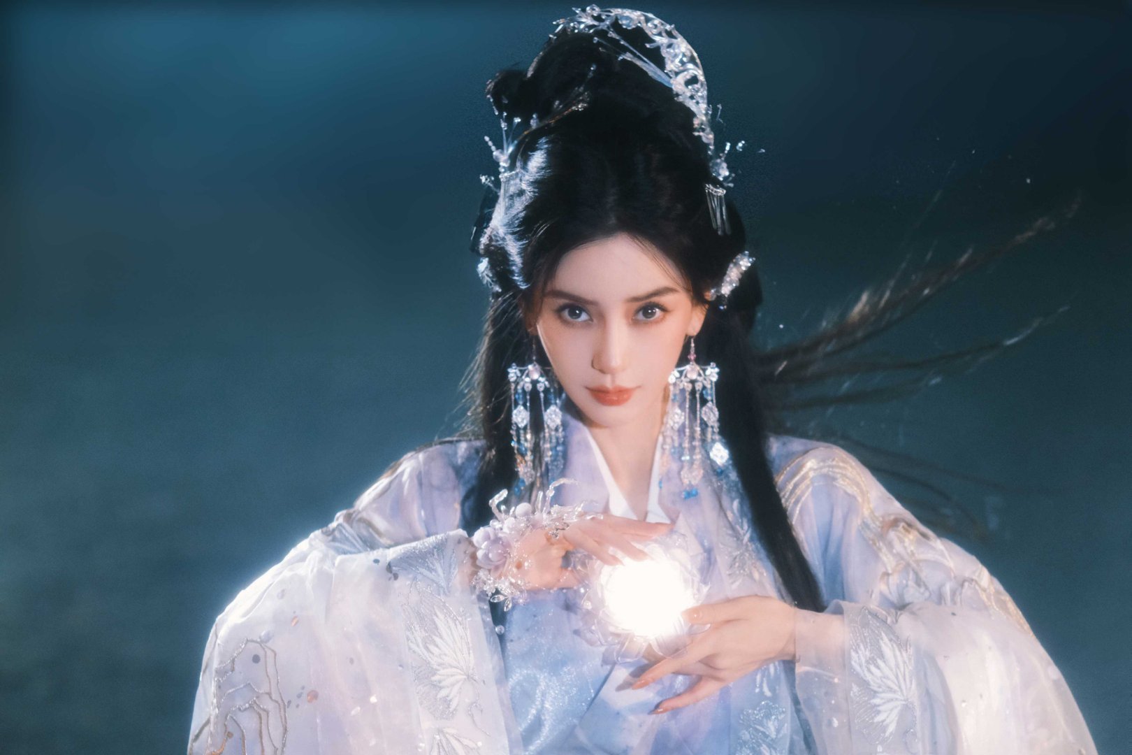 angelababy angelababy 像云追着风，不问所起；像雨贴着地，情