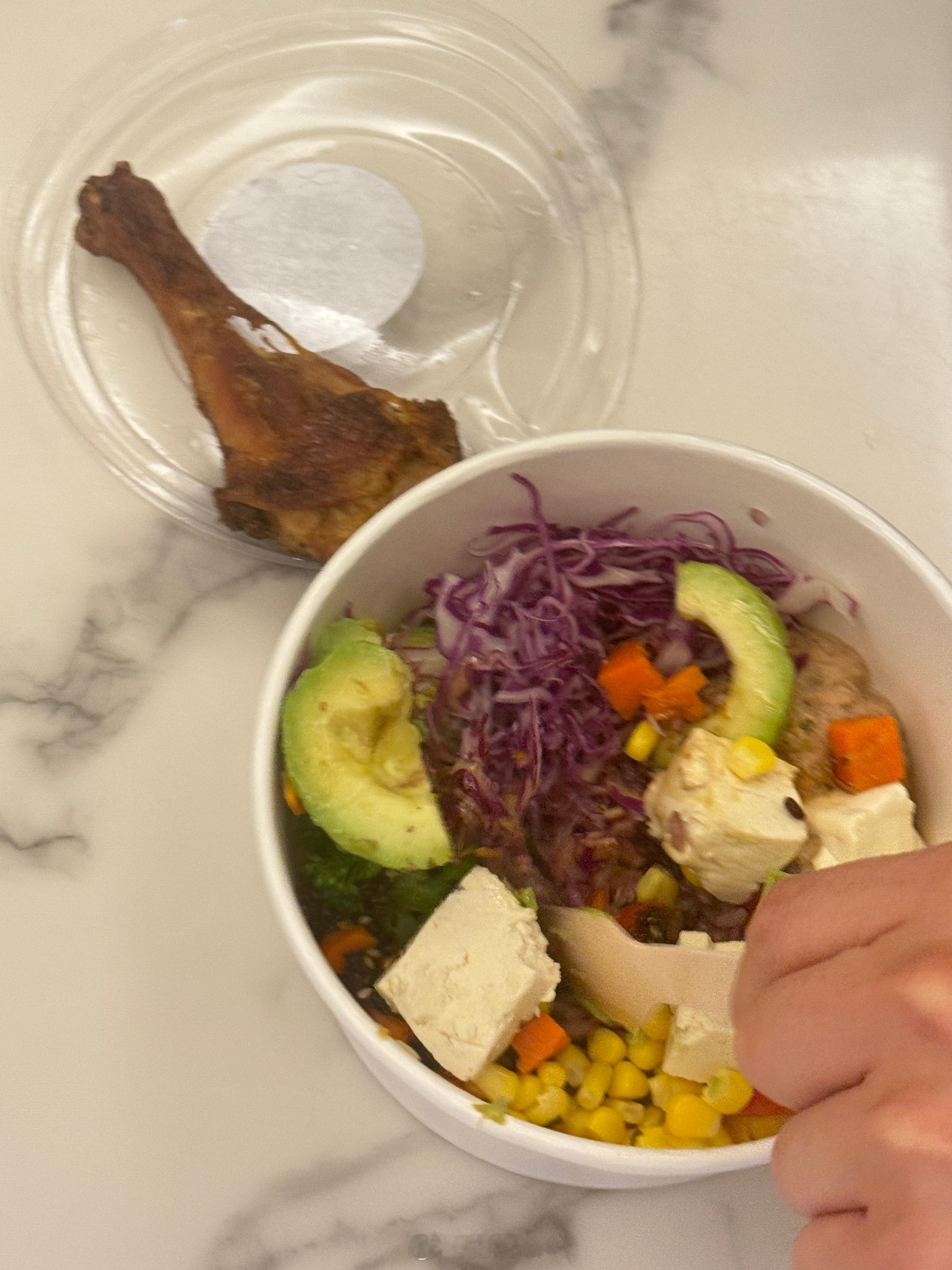 家人们旅蛙的willpower真是不容小觑…….那个鸡腿是我剩给他吃的，他不吃，