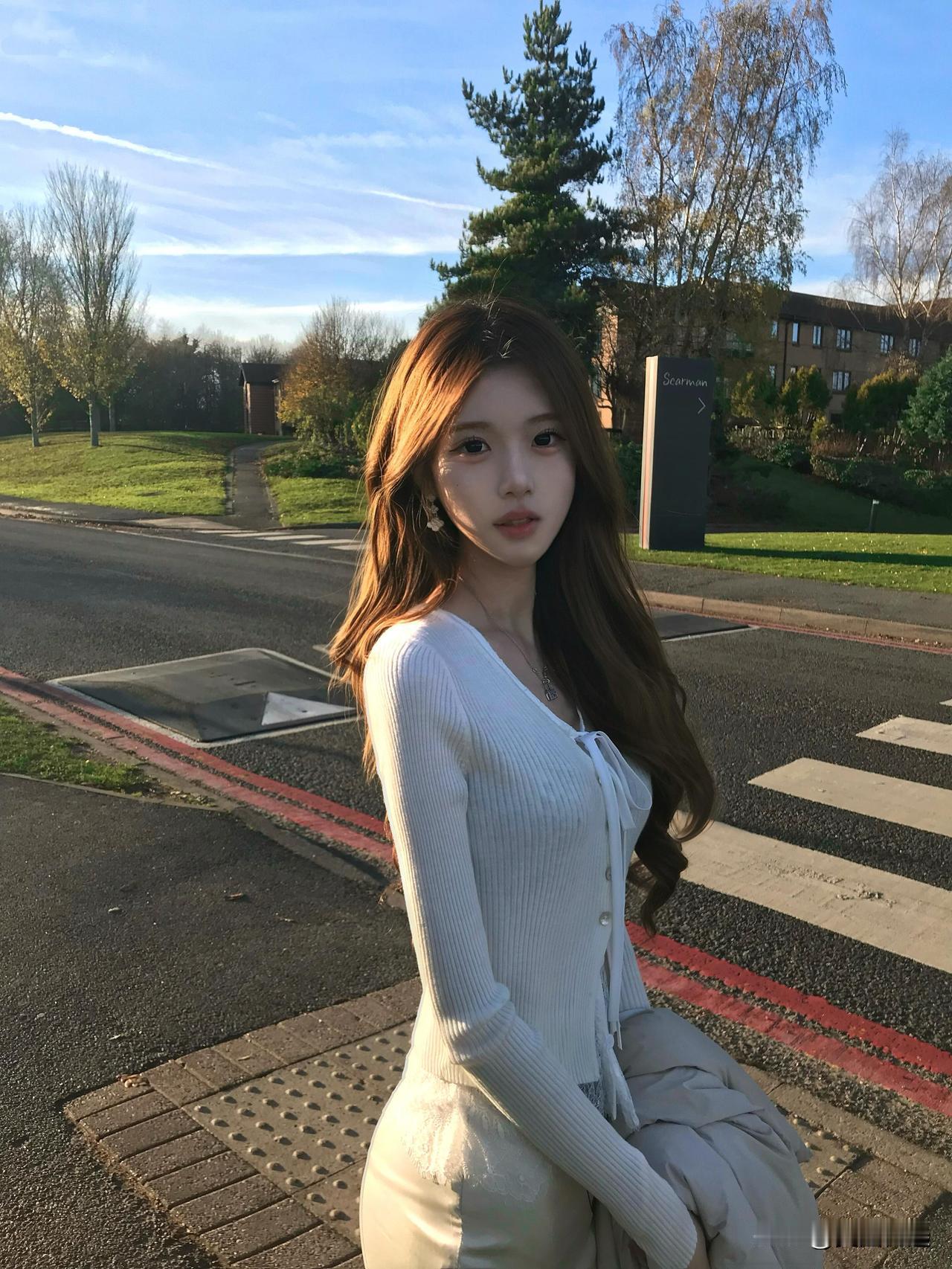 秋日暖阳下的少女，温柔如水，静谧如诗。