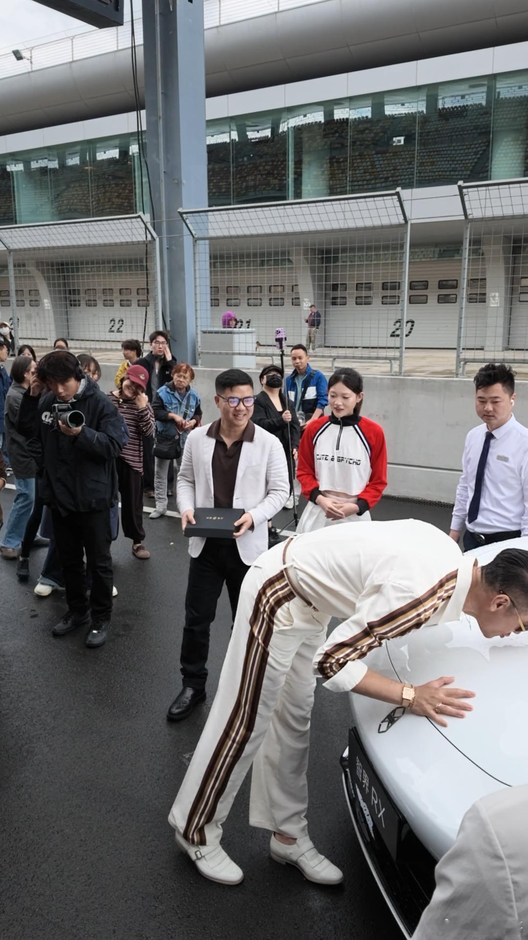 胡兵亲吻智界RX 胡兵上赛提车名场面出圈！面对智界RX，胡兵献上一吻，是车主对爱