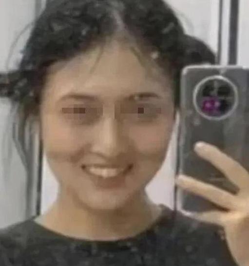 肖同学被坑惨了！
杨同学步步下套


杨同学这事做得太绝
人家肖同学根本没拍到她