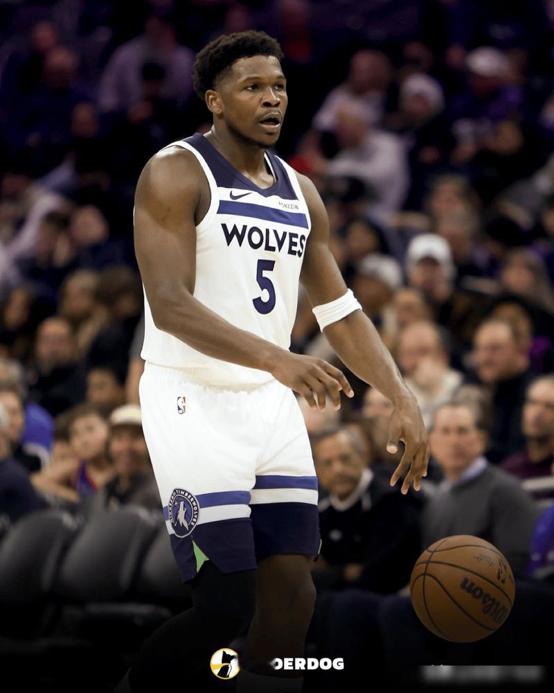 爱德华兹最近开始爆种了！
​
这或许跟哈登也有关系！
​
最近六场，场均38.3