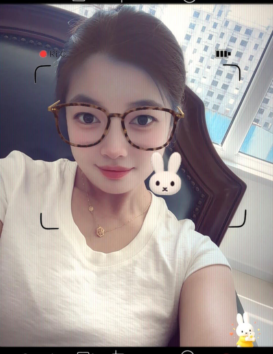 简简单单，舒服自在就好❤️
喜欢简单的一切 要开心 关闭烦恼开启好心情 保持温柔