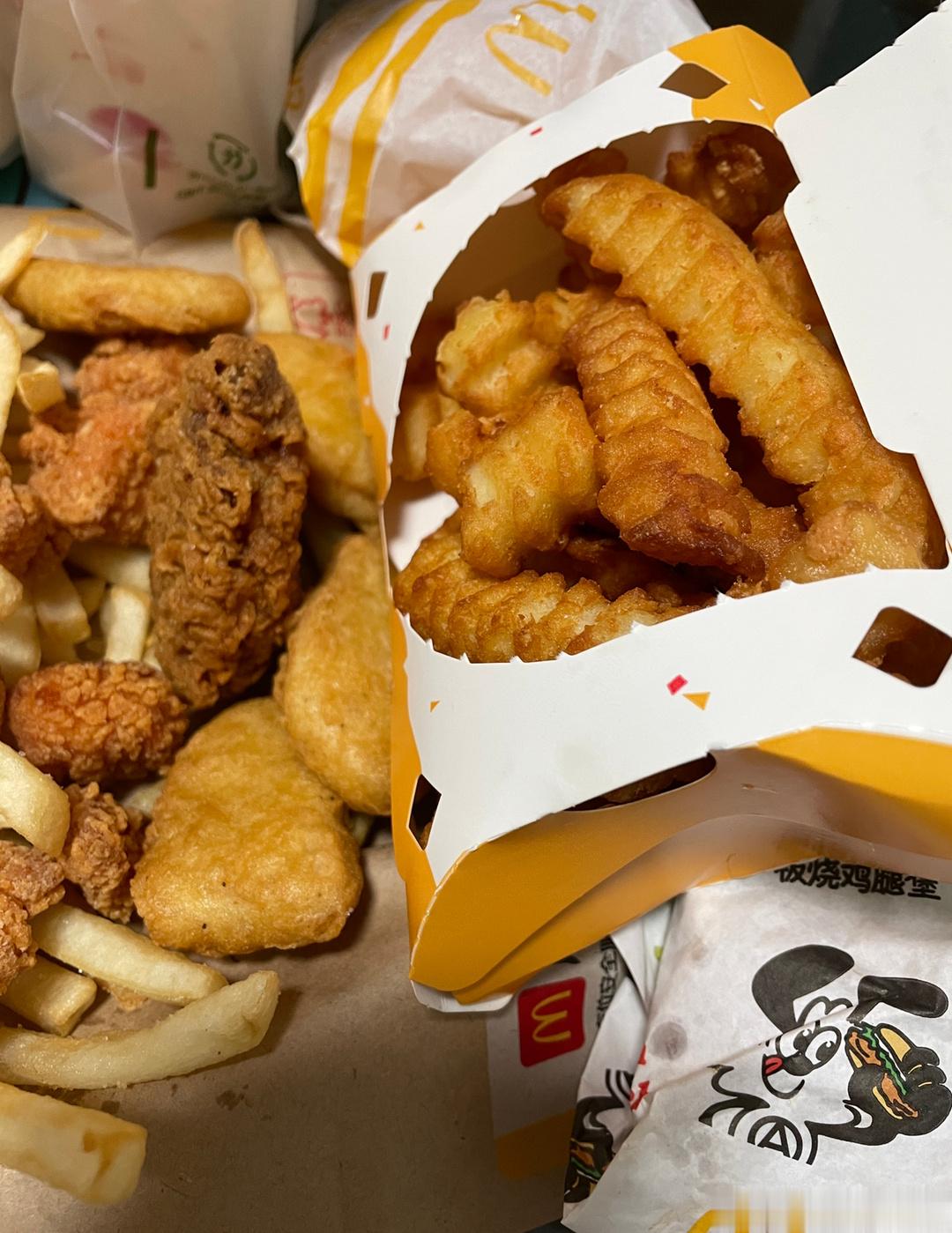 减肥一整天，晚上他给我带了麦门，我看看还有哪个老婆吃了宵夜？ ​​​