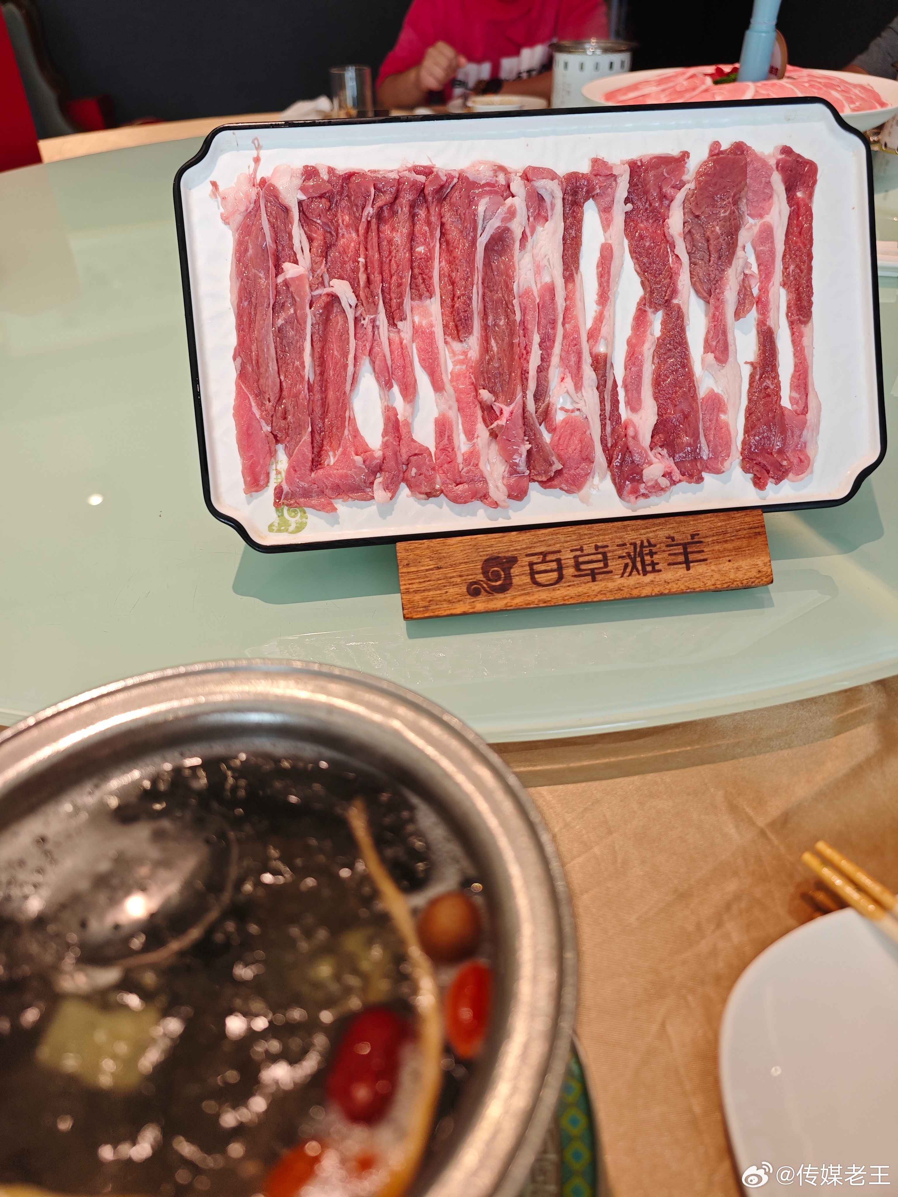 银川，立秋之后的夜晚。鹏说，涮滩羊，再来点黄牛肉。 银川·百草滩羊私房菜(苏商总