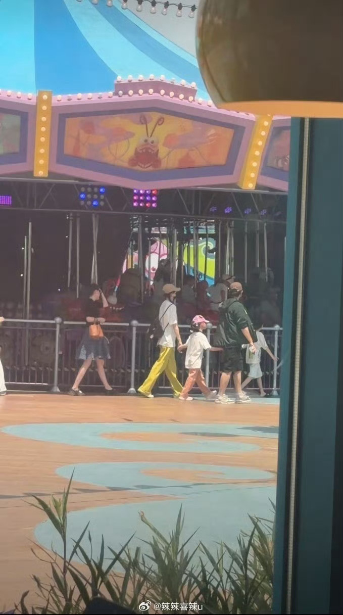 新加坡偶遇唐嫣罗晋一家三口多位网友在新加坡环球影城偶遇唐嫣、罗晋带着女儿游玩，一