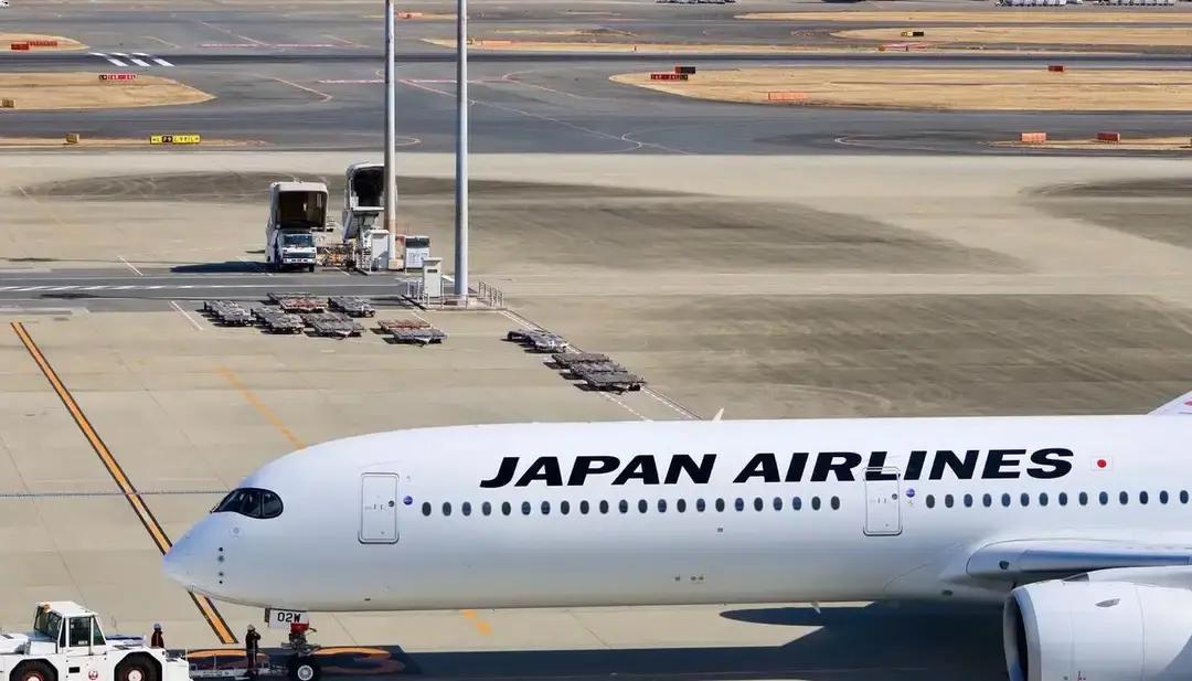 俄禁飞华限航双杀！日航绕飞多花7.5小时，燃油成本直接翻倍。俄禁飞华限航双杀，日