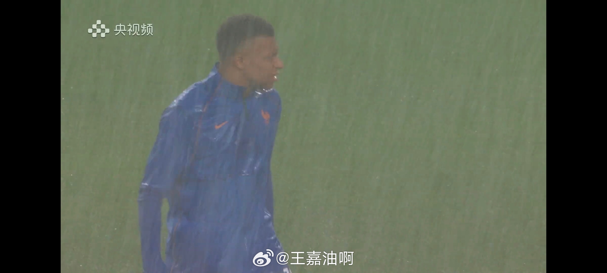 法国vs伊拉克 好大的雨这么大的雨啊姆巴佩梅开二度 大v观赛团