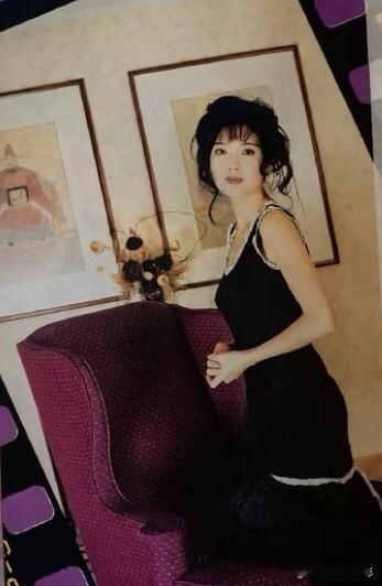 🧡港星女神周慧敏👇
港风美人的惊艳瞬间，永远的“玉女掌门人”周慧敏，一颦一笑