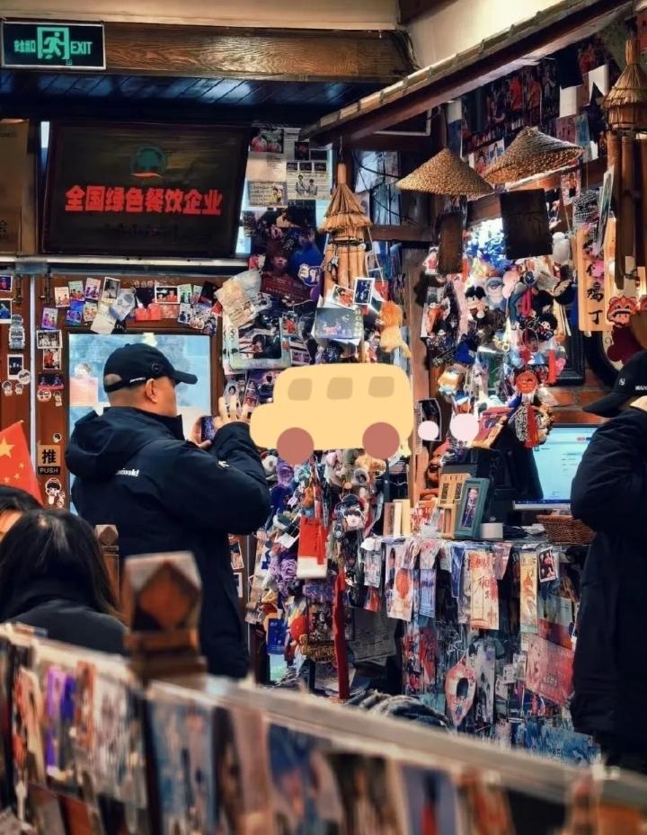 小杨教练也太宠莎莎了吧！专程跑到玉娇餐厅，没见到莎莎人，他就对着墙上每一张莎莎的