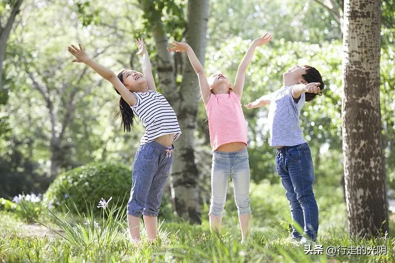 若不是在梦里，竟忘了自己曾有过那么大的一只箱子，黑色的，类似帆布质地，在记忆与梦