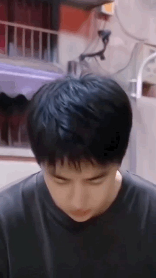 王一博王一博这些转场太绝了    从CCTV到领奖台，从赛道到影帝席——他走过的