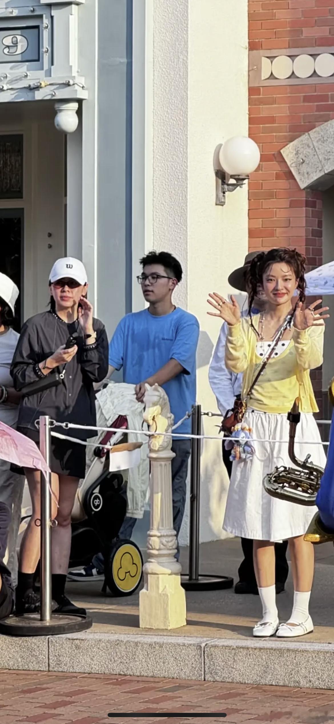 徐若晗和路人同框，被压了吗 