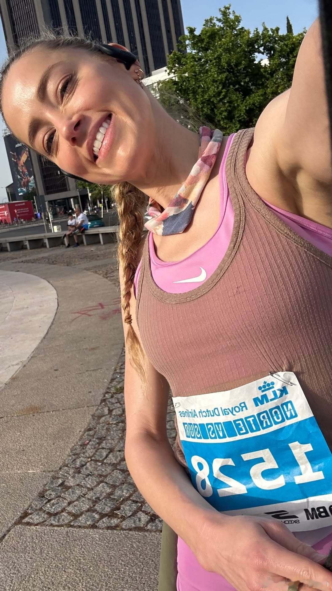 amber heard艾梅伯希尔德罕见更新社媒，分享了多张她在西班牙马德里参加1