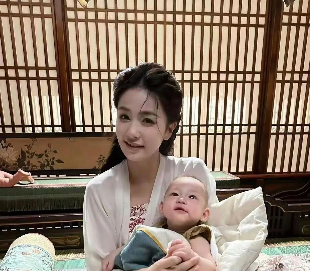 白鹿第一次演妈妈的角色，还挺像样！ ​​​