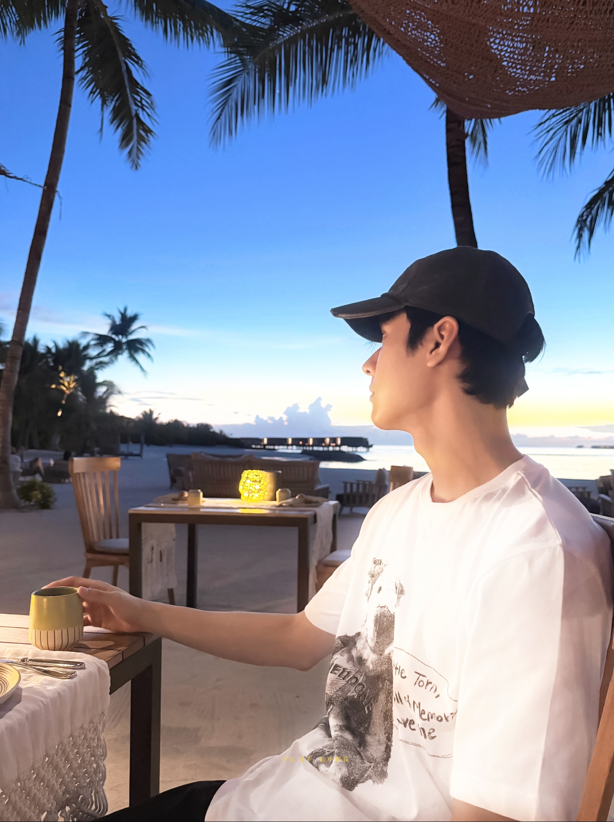 龚俊[超话] gj龚俊 gj龚俊海边腹肌富有且慷慨 “望向你的时候，我看见风与落