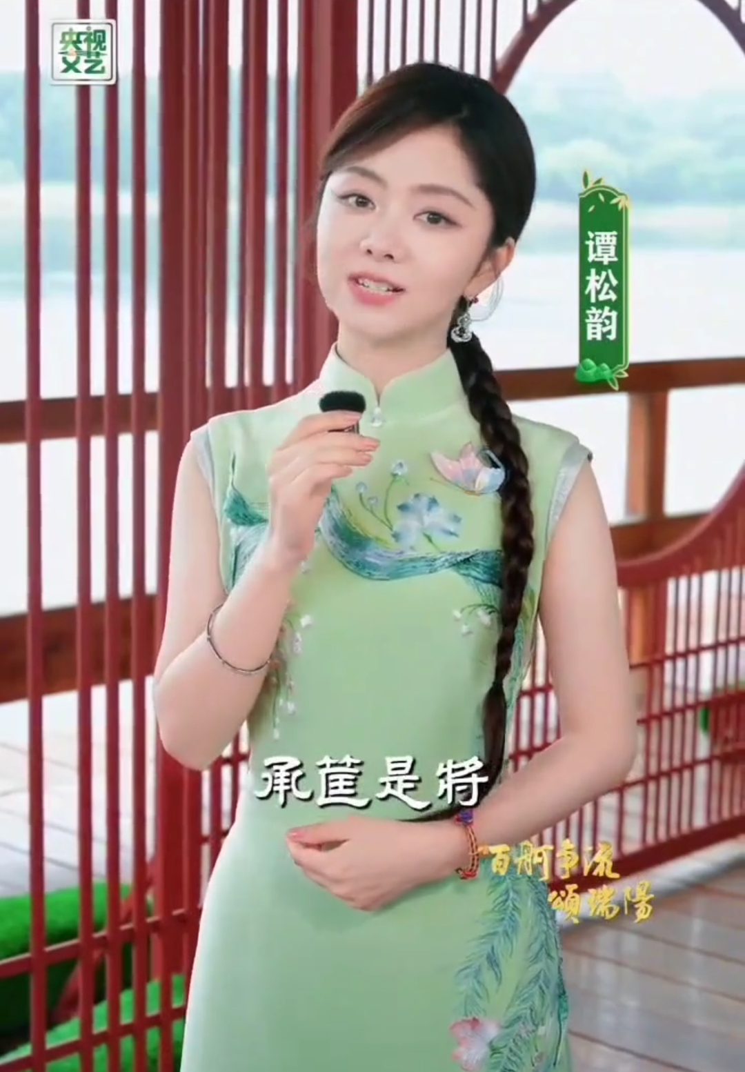 谭松韵端午晒旗袍照谁能拒绝谭松韵这身端午国风旗袍造型，简约旗袍勾勒柔和气质，油纸