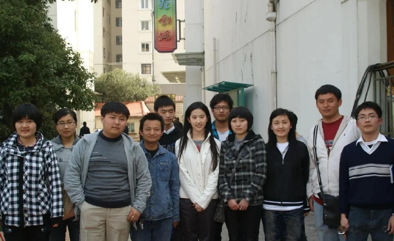 原来刘亦菲的颜值，无论是在哪里都能第一眼就被吸引上了。
但是为什么会有网友说GE