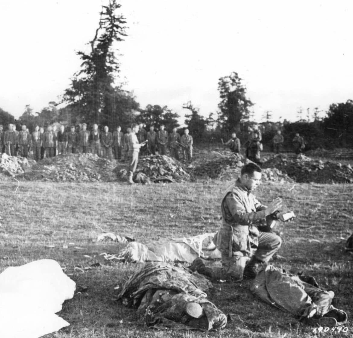 一张1944年的黑白照片，照片中，美国陆军第101空降师第501伞兵团的随军天主