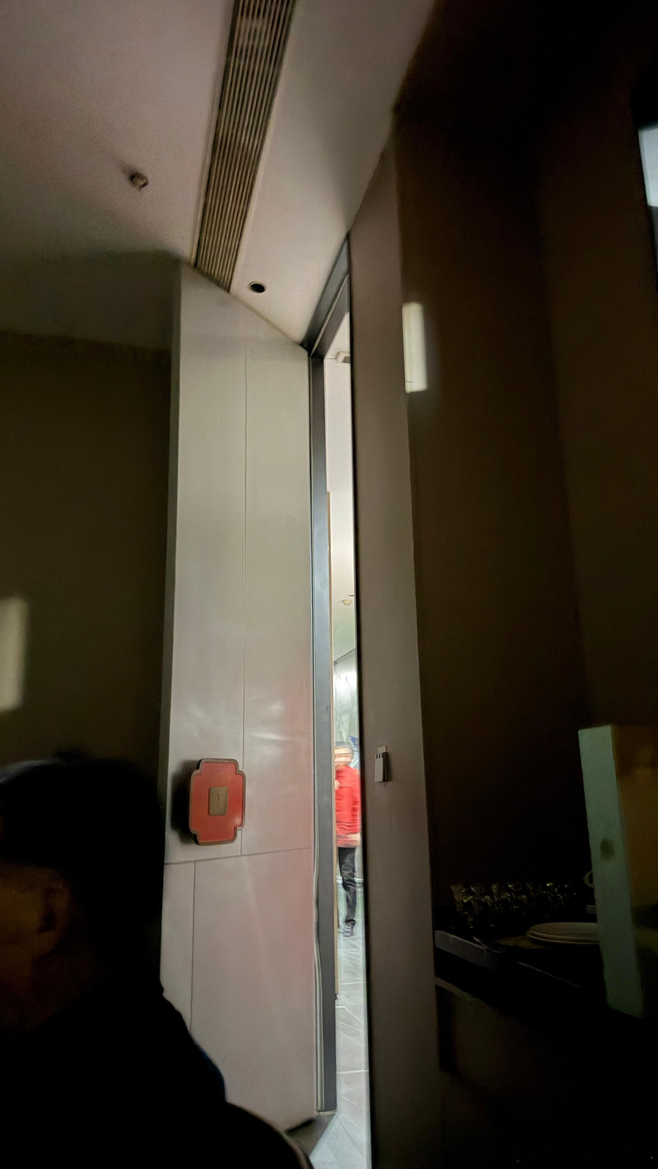 全家来吃个年饭，结果大中午的，饭馆竟然停电了………现在就是一个打着手电吃饭的情况