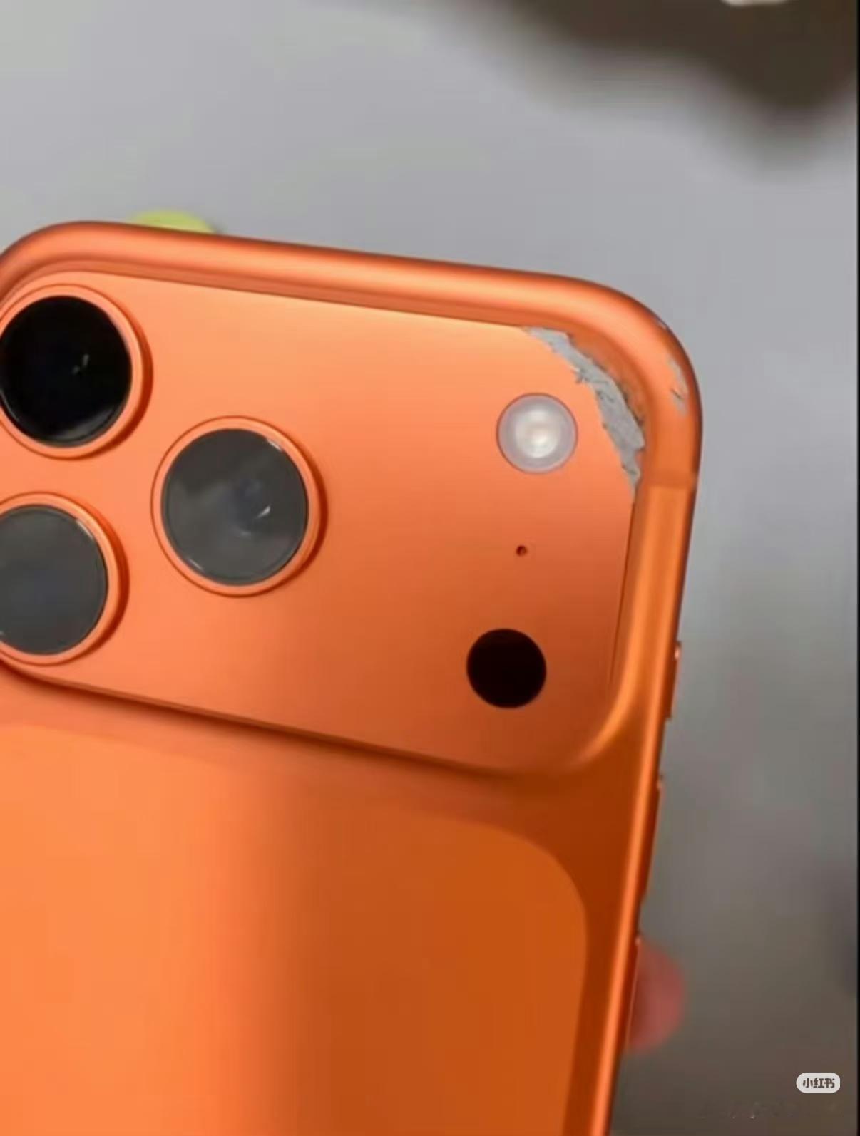 很多人买 iPhone 17 Pro 的时候都会选橙色，因为橙色确实很抓眼球，拿