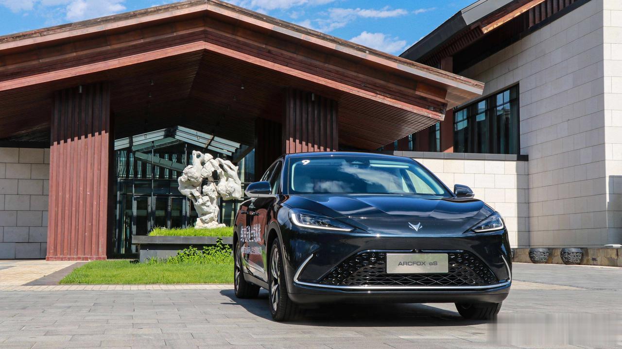 极狐汽车6月交付量是1855辆，同比增长76%；1855辆的成绩，在新能源赛道上