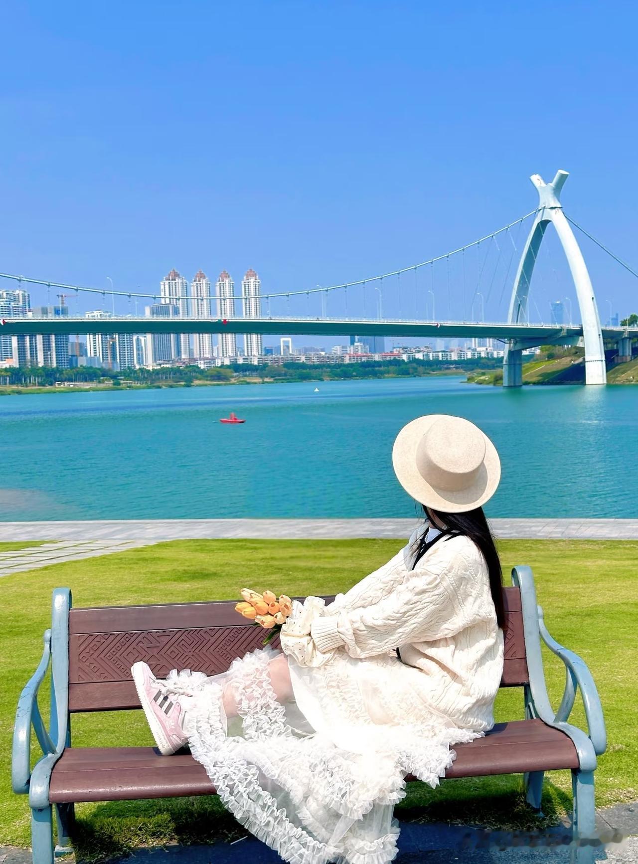 近日，广西某国企一位25岁的女员工很是困惑，爱情的困惑，她不知道她的爱情该怎么走